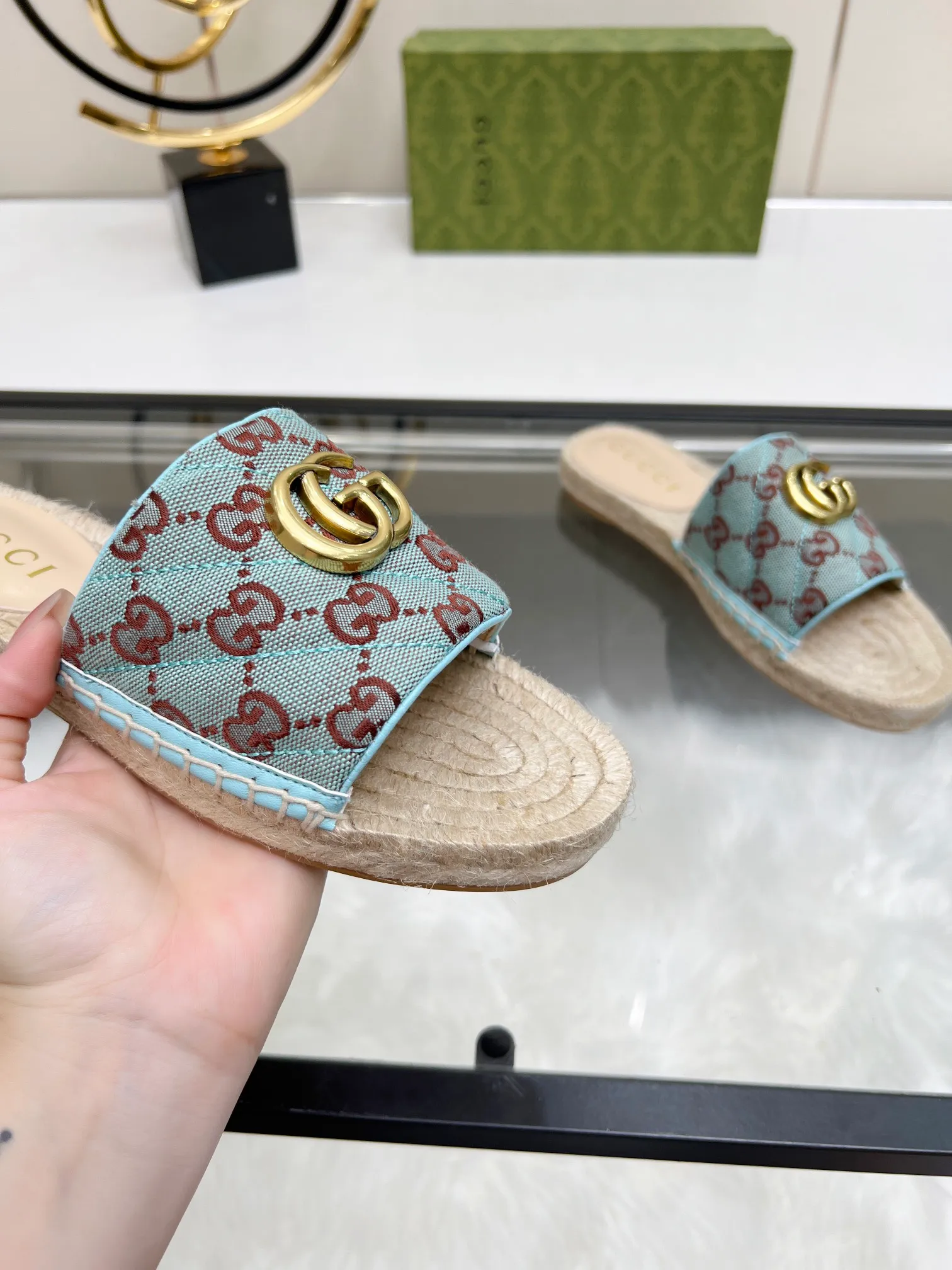 👟👟Ex-factory price 320👟👟 Gucci slippers fisherman shoes new color Injection molded one-piece straw bottom, high-end quality Fabric: Double G imported fabric Lining: sheepskin lining Code number: 35~42 Fabric styles include apricot, floral, pink, black, blue, burgundy, champagne, green, orange, cyan, starry sky, more than 30 colors to choose from, many colors to be updated in the future ,,,,,,,,